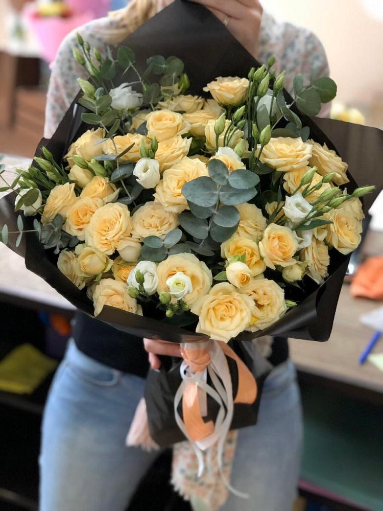 Букет цветов из: Розы и Лизиантусы в Бичуре