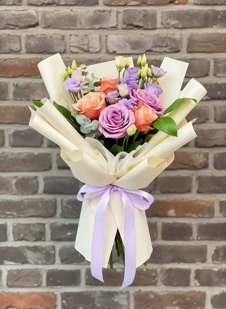 Букет цветов из: Лизиантусы и Розы в Бичуре