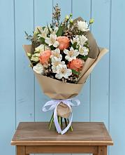 Букет цветов из:  Альстромерии, Лизиантусы, Розы и Хризантемы в Бичуре