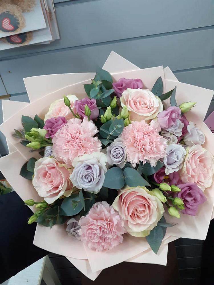 Букет цветов из: Розы, Гвоздики и Лизиантусы в Бичуре