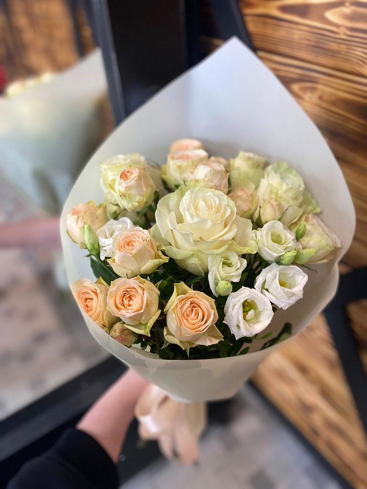 Букет цветов из: Розы и Лизиантусы в Бичуре